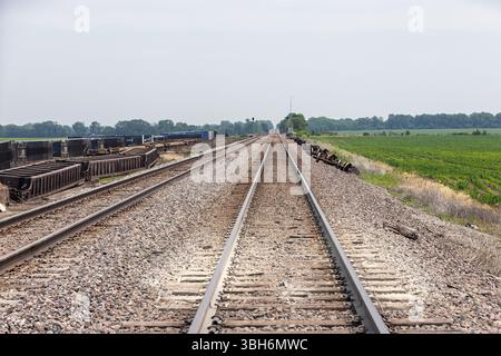 Zerstörte Triebwagen und Container zogen von den freigelegten Gleisen, nachdem ein weiterer Zug durch starken Wind und einen möglichen Tornado in der Nähe von Fort Madis entgleist worden war Stockfoto