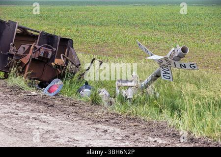 Zerstörte Triebwagen und Container zogen von den freigelegten Gleisen, nachdem ein weiterer Zug durch starken Wind und einen möglichen Tornado in der Nähe von Fort Madis entgleist worden war Stockfoto