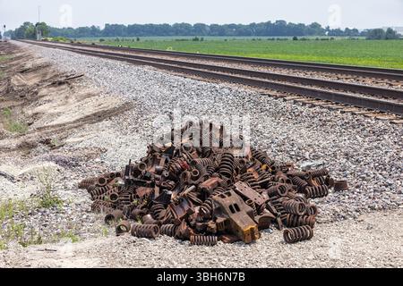 Zerstörte Triebwagen und Container zogen von den freigelegten Gleisen, nachdem ein weiterer Zug durch starken Wind und einen möglichen Tornado in der Nähe von Fort Madis entgleist worden war Stockfoto