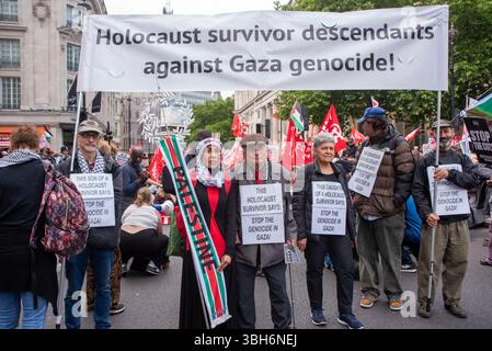 London, Großbritannien. Juni 2025. Der Holocaust-Überlebende Stephen Kapos (Mitte) posiert für ein Foto mit einem pro-palästinensischen Aktivisten während der Demonstration „Wohlfahrt nicht Krieg“. Gewerkschaftsmitglieder und Aktivisten versammelten sich in der Nähe des BBC Broadcasting House in London und marschierten zur Downing Street, um sich gegen die Kürzungen der staatlichen Vorteile zu wehren und die Menschen vor Profit zu stellen. Quelle: SOPA Images Limited/Alamy Live News Stockfoto