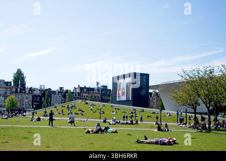 Amsterdam Niederlande - 19 Mai 2023 - Tourist vor dem Stedelijk Museum Amsterdam am Museumplein in Amsterdam in den Niederlanden auf einem sonnigen Stockfoto