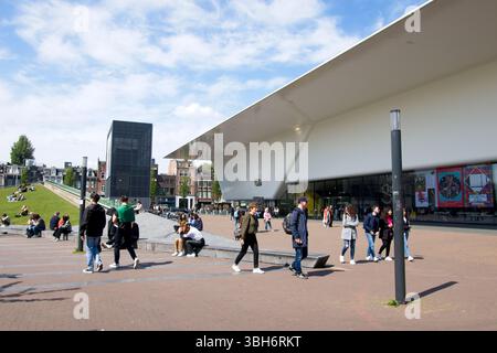 Amsterdam Niederlande - 19 Mai 2023 - Tourist vor dem Stedelijk Museum Amsterdam am Museumplein in Amsterdam in den Niederlanden auf einem sonnigen Stockfoto