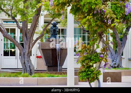San Francisco, Kalifornien, USA - 5. Juni 2025: Blick auf den „Yoda Fountain“ vor dem Eingang zum Firmensitz von Lucasfilm, Ltd. Stockfoto