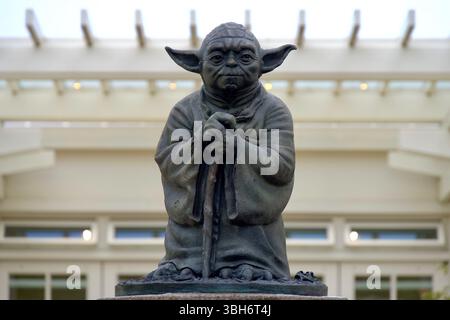 San Francisco, Kalifornien, USA - 5. Juni 2025: Nahaufnahme der „Yoda“-Statue vor dem Eingang zum Firmensitz von Lucasfilm, Ltd. Stockfoto