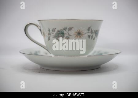 Set aus antiker Teetasse und Untertasse Stockfoto