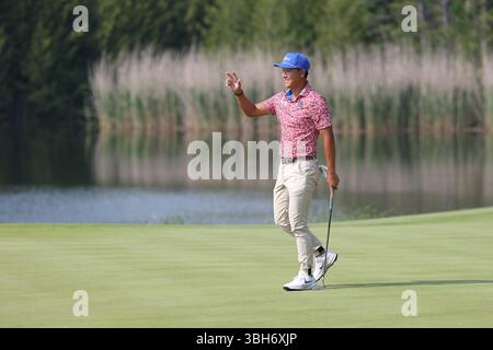 Caledon, Ontario, Kanada. Juni 2025. John Pak begrüßt die Zuschauer beim 18. Green während der dritten Runde der RBC Canadian Open, die im TPC Toronto im Osprey Valley in Caledon, Ontario, Kanada stattfand. Daniel Lea/CSM/Alamy Live News Stockfoto