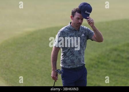 Caledon, Ontario, Kanada. Juni 2025. Nick Taylor begrüßt die Zuschauer beim 18. Loch Green während der dritten Runde der RBC Canadian Open, die im TPC Toronto im Osprey Valley in Caledon, Ontario, Kanada stattfand. Daniel Lea/CSM/Alamy Live News Stockfoto