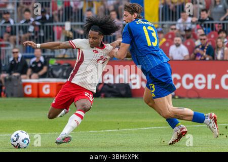 Toronto, Kanada. Juni 2025. Illya Zabarnyi #13 (R) und Jayden Nelson #25 (L) wurden beim Canadian Shield Turnier Spiel zwischen der Ukraine und Kanada im BMO Field gesehen. Endresultate; Kanada 4-2 Ukraine. Quelle: SOPA Images Limited/Alamy Live News Stockfoto
