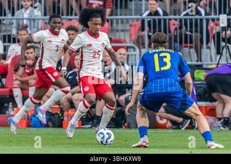 Toronto, Kanada. Juni 2025. Illya Zabarnyi #13 (R) und Jayden Nelson #25 (L) wurden beim Canadian Shield Turnier Spiel zwischen der Ukraine und Kanada im BMO Field gesehen. Endresultate; Kanada 4-2 Ukraine. Quelle: SOPA Images Limited/Alamy Live News Stockfoto