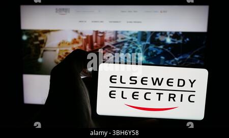 Auf dieser Abbildung befindet sich ein Mobiltelefon mit dem Logo des ägyptischen Unternehmens Elsewedy Electric Co S.A.E. auf dem Bildschirm vor der Webseite. Stockfoto