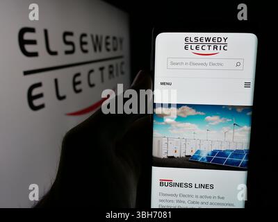 Deutschland. Mai 2025. In dieser Abbildung hält eine Person ein Handy mit der Webseite des ägyptischen Unternehmens Elsewedy Electric Co S.A.E. auf dem Bildschirm vor dem Logo. (Credit Image: © Timon Schneider/SOPA Images via ZUMA Press Wire) NUR REDAKTIONELLE VERWENDUNG! Nicht für kommerzielle ZWECKE! Stockfoto