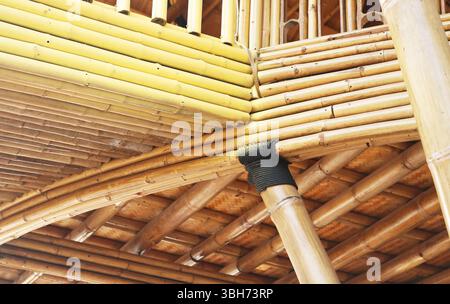 Traditionelles Verbindungsverfahren für Bambusstrukturen mit Naturfaserseil. Stockfoto
