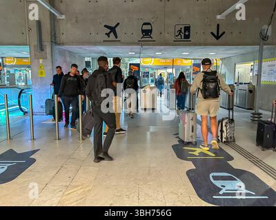 Roissy, Frankreich, Weitwinkelblick im Inneren, internationaler Flughafen Charles-de-Gaulle, Leute, die hinter sich herfahren, RER Metro Stockfoto