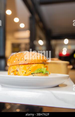 Koreanische, tiefgetrocknete, scharfe rote Hähnchensauce in einer Papierkarton zum Mitnehmen. Stockfoto