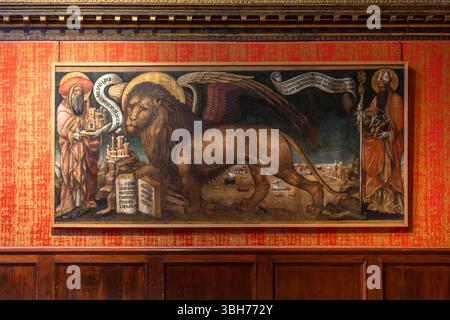 Venedig, Italien - 6. Februar 2025: Gemälde mit dem Löwen des Heiligen Markus, dem Symbol der Stadt Venedig. Stockfoto