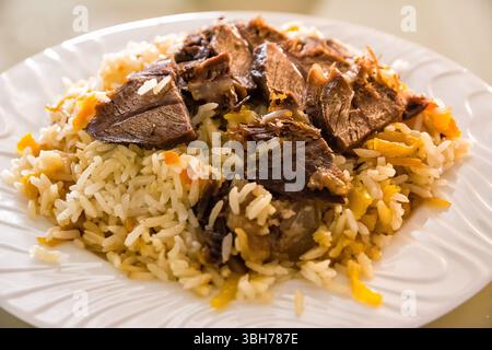 Traditionelles usbekisches Plov – Reis- und Fleischgericht aus Usbekistan Stockfoto
