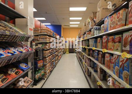 Los Angeles, CA - 12. Januar 2024: In einem großen Walmart Supercenter Lebensmittelgeschäft, mit vollständig sortierten Regalen Stockfoto