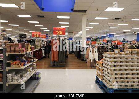 Los Angeles, CA - 12. Januar 2024: In einem großen Walmart Supercenter Lebensmittelgeschäft, mit vollständig sortierten Regalen Stockfoto