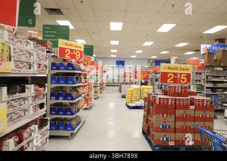 Los Angeles, CA - 12. Januar 2024: In einem großen Walmart Supercenter Lebensmittelgeschäft, mit vollständig sortierten Regalen Stockfoto