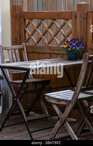 Seydisfjordur Island, kleiner Holztisch und Stühle auf der Terrasse Stockfoto