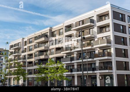 Modernes, graues Mehrfamilienhaus in Berlin Stockfoto