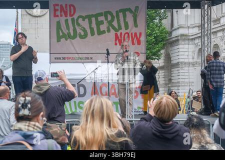 London, Großbritannien. Juni 2025. Die nationale Demonstration der Volksversammlung. Tausende von Menschen marschieren durch das Zentrum Londons und fordern ein Ende der Kürzungen des öffentlichen Dienstes und der Sozialhilfe, während der erste große Anti-austeritätsmarsch unter der britischen Labour-Regierung stattfindet. Die Wahlkampfgruppe People’s Assembly fordert die Regierung auf, „die Reichen und ihren verborgenen Reichtum zu besteuern, um öffentliche Dienstleistungen zu finanzieren“, wobei Gewerkschafter, Gesundheits-, Behinderten-, Wohn- und Sozialaktivisten unter dem Motto „keine Austerität mehr 2,0“ zusammenkommen. Im Bild: Der ehemalige Labour Party-Führer Jeremy Corbyn spricht über die Kundgebung in Whitehall. Stockfoto