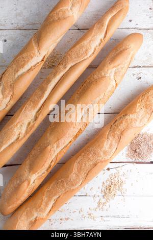 Authentisches französisches Brot auf einem sauberen weißen Hintergrund. Stockfoto