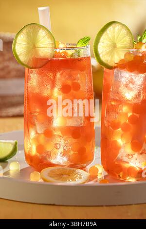 Sommer-Bubble-Tee mit Limette, Zitrone und Minze auf Eis. Sprudeltee mit frischem Gelee. Stockfoto