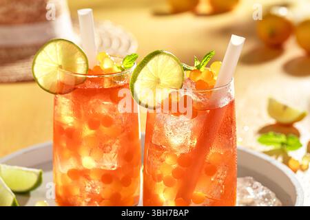 Erfrischender Sprudeltee mit Limette, Zitrone und Minze auf Eis. Sprudeltee mit frischem Gelee. Stockfoto