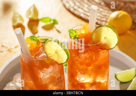 Kalter Sprudeltee mit Limette, Zitrone und Minze auf Eis. Sprudeltee mit frischem Gelee. Stockfoto