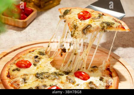 Frisch geschmolzener Käse auf authentischer italienischer Pizza. Stockfoto