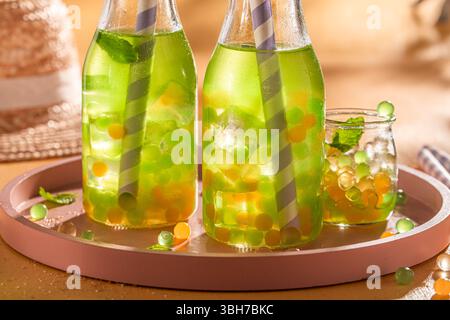 Frischer Sprudeltee als erfrischendes Sommergetränk auf Eis. Sprudeltee mit frischem Gelee. Stockfoto