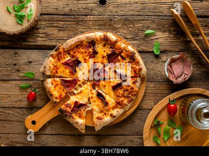 Italienische Pizza mit Mozzarella und Kalbsschulterscheiben Stockfoto