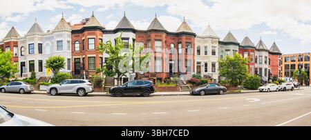Washington D.C., USA, 24. Mai 2025. Farbenfrohe historische Reihenhäuser mit Türmchen und Erkerfenstern säumen eine sonnige Straße im Viertel Adams Morgan Stockfoto