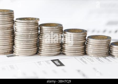 Stapel von Euro-Münzen. Konzept der finanziellen Einsparungen. Investitions- und Kapitalmanagement. Business- und Bankthema. Europäisches Währungsaufnahmeschema. Stockfoto