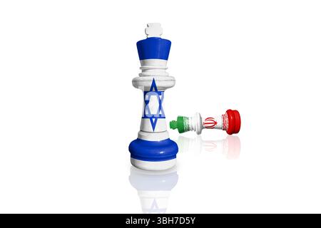 Schach aus Israel- und Iran-Flaggen auf weißem Hintergrund Stockfoto
