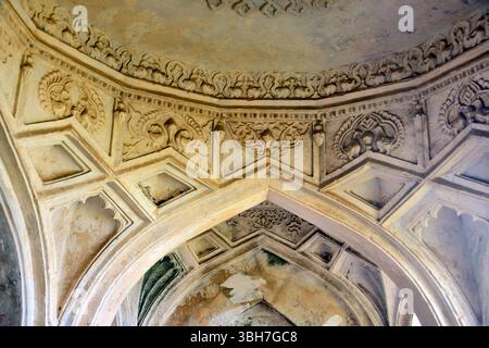 Die Stuckarbeiten in Sajja Kothi, Panhala Fort, auch bekannt als Panhalgad, Kolhapur, Maharashtra, Indien Stockfoto