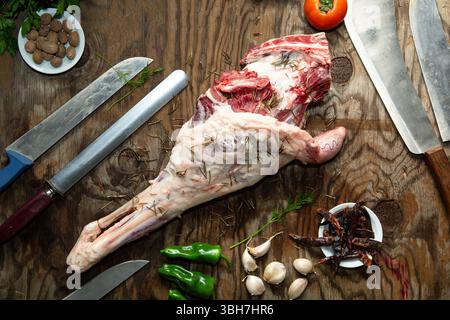 Frische, rohe Lammkeule auf Holzoberfläche, Blick von oben. Stockfoto