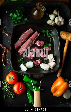 Rohe frische Kalbsbrocken in der Pfanne, Draufsicht. Stockfoto