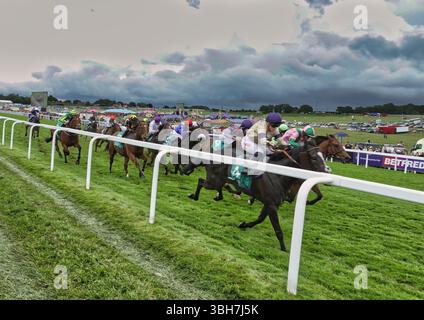 Epsom Downs Racecourse, Epsom, Surrey, Großbritannien. Juni 2025. Hollie Doyle auf Spartan Arrow führt das Aston Martin 5-Handicap (Heritage Handicap) beim „Betfred Derby“ (zu Ehren seiner Hoheit Aga Khan IV) an – Gruppe 1. Quelle: Motofoto/Alamy Live News Stockfoto
