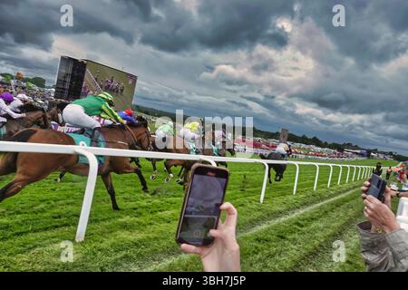 Epsom Downs Racecourse, Epsom, Surrey, Großbritannien. Juni 2025. Hollie Doyle auf Spartan Arrow führt das Aston Martin 5-Handicap (Heritage Handicap) beim „Betfred Derby“ (zu Ehren seiner Hoheit Aga Khan IV) an – Gruppe 1. Quelle: Motofoto/Alamy Live News Stockfoto