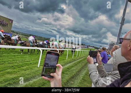 Epsom Downs Racecourse, Epsom, Surrey, Großbritannien. Juni 2025. Hollie Doyle auf Spartan Arrow führt das Aston Martin 5-Handicap (Heritage Handicap) beim „Betfred Derby“ (zu Ehren seiner Hoheit Aga Khan IV) an – Gruppe 1. Quelle: Motofoto/Alamy Live News Stockfoto