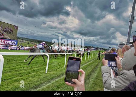 Epsom Downs Racecourse, Epsom, Surrey, Großbritannien. Juni 2025. Hollie Doyle auf Spartan Arrow führt das Aston Martin 5-Handicap (Heritage Handicap) beim „Betfred Derby“ (zu Ehren seiner Hoheit Aga Khan IV) an – Gruppe 1. Quelle: Motofoto/Alamy Live News Stockfoto