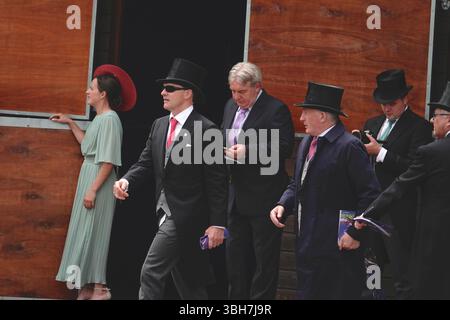 Epsom Downs Racecourse, Epsom, Surrey, Großbritannien. Juni 2025. Der legendäre Trainer Aiden OÕBrien führt sein Team und seine Verbindungen in den Paradering vor dem „Betfred Derby“ (zu Ehren seiner Hoheit Aga Khan IV) - Gruppe 1 Rennen. Quelle: Motofoto/Alamy Live News Stockfoto