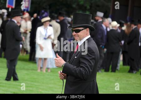Epsom Downs Racecourse, Epsom, Surrey, Großbritannien. Juni 2025. Der legendäre Trainer Aiden OÕBrien lässt seine Fans vor dem „Betfred Derby“ (zu Ehren seiner Hoheit Aga Khan IV) - Gruppe 1 den Daumen hoch. Quelle: Motofoto/Alamy Live News Stockfoto