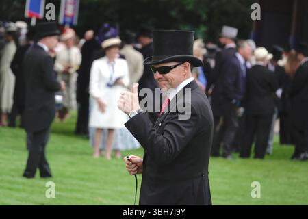 Epsom Downs Racecourse, Epsom, Surrey, Großbritannien. Juni 2025. Der legendäre Trainer Aiden OÕBrien lässt seine Fans vor dem „Betfred Derby“ (zu Ehren seiner Hoheit Aga Khan IV) - Gruppe 1 den Daumen hoch. Quelle: Motofoto/Alamy Live News Stockfoto