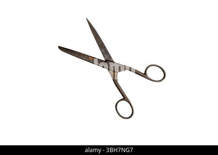 Vintage-Schere aus rostigem Metall, verdunkelt durch die Zeit, isoliert auf weißem Hintergrund. Antike Nähwerkzeuge. Stockfoto