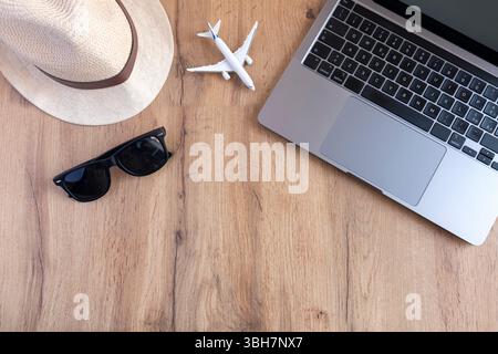 Blick von oben auf die Accessoires und wichtigen Urlaubsartikel des Reisenden. Reiseplanung auf Urlaubskonzept. Stockfoto