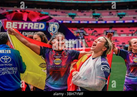 LONDON, ENGLAND – 7. JUNI: Shaniah Power of Wigan Warriors und Teamkollege feiern ihren Sieg nach dem Spiel im Betfred Challenge Cup zwischen den St Helens Women & Wigan Warriors Women am 7. Juni 2025 im Wembley Stadium in London England. (Foto: James Giblin) Stockfoto