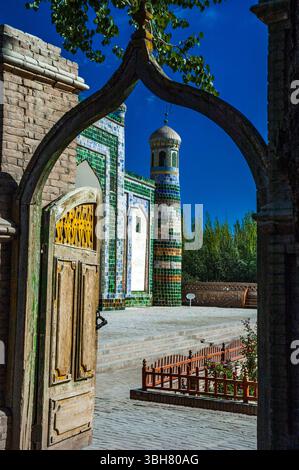 Abakh Hoja Mausoleum eingerahmt durch ein islamisches gewölbt Gateway in Kashgar, Xinjiang. Stockfoto